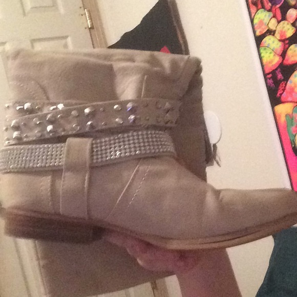 Boots - Picture 3 of 3